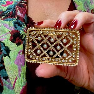 Brooch’s are back! Gold and pearl brooch